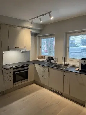 Küche; küchengeräte, tageslicht, moderner stil, holzboden