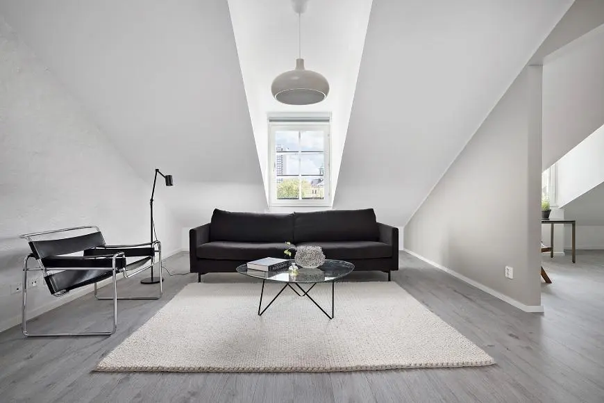 Wohnzimmer; tageslicht, moderner stil, holzboden