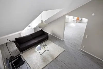 Wohnzimmer; tageslicht, moderner stil, holzboden