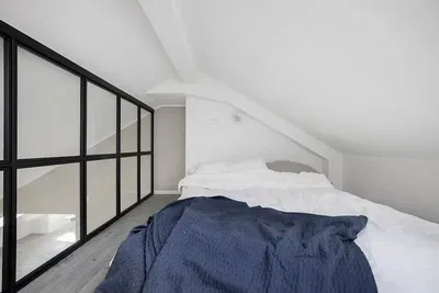 Schlafzimmer; holzboden, tageslicht, moderner stil