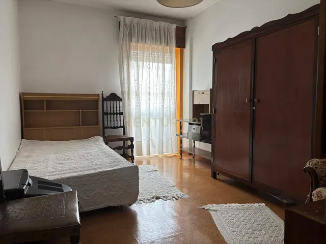 Ložnice; přirozené světlo, dřevěná podlaha