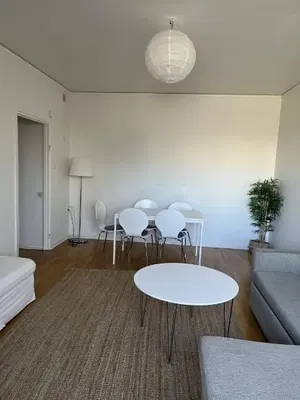 Wohnzimmer; tageslicht, moderner stil, holzboden