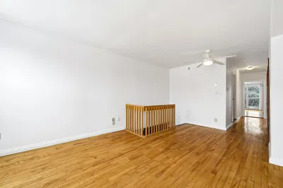 Obývací pokoj; dřevěná podlaha, přirozené světlo