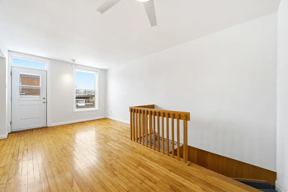 Obývací pokoj; dřevěná podlaha, přirozené světlo