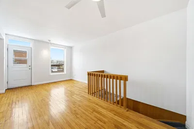 Obývací pokoj; dřevěná podlaha, přirozené světlo