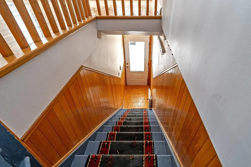 Ostatní; dřevěná podlaha