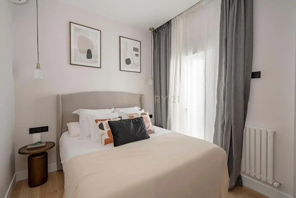 Dormitorio; luz natural, estilo moderno, suelo de madera