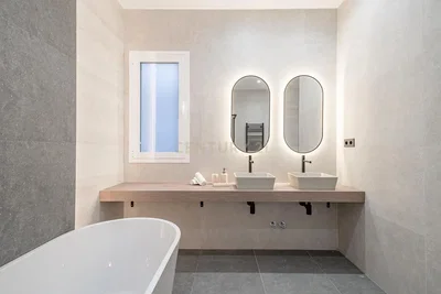 Banyo; fayans zemin, tadilatlı, doğal ışık, modern stil