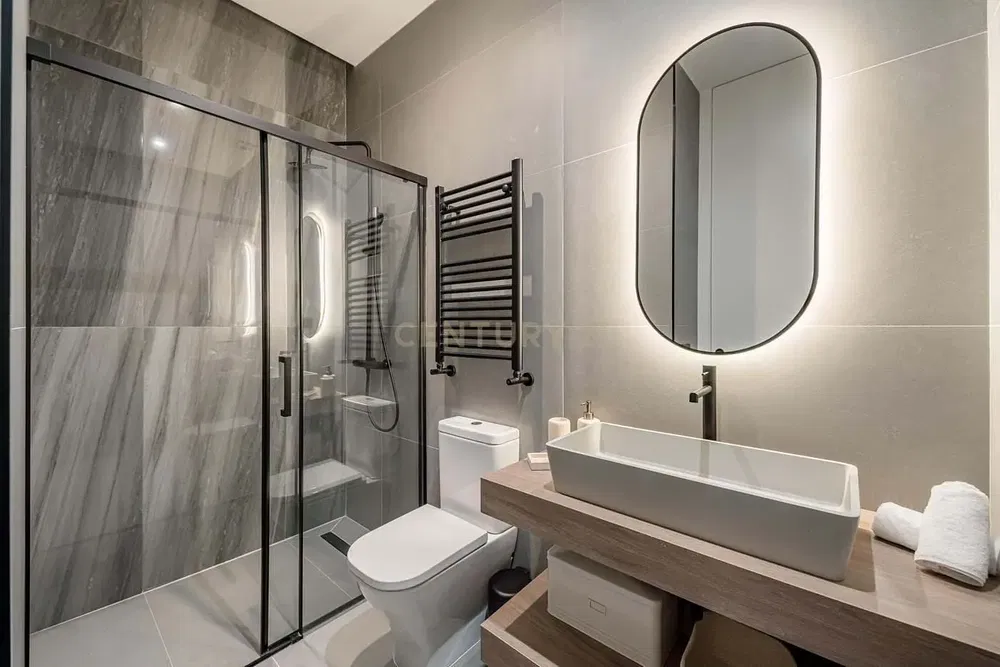 Banyo; fayans zemin, tadilatlı, doğal ışık, modern stil