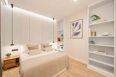 Dormitorio; luz natural, estilo moderno, suelo de madera, renovado