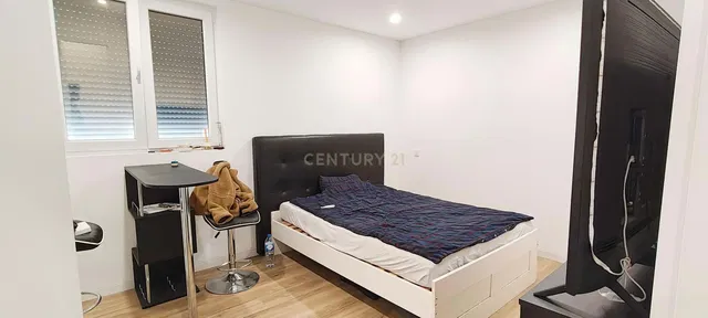 Спалня; естествена светлина, дървен под