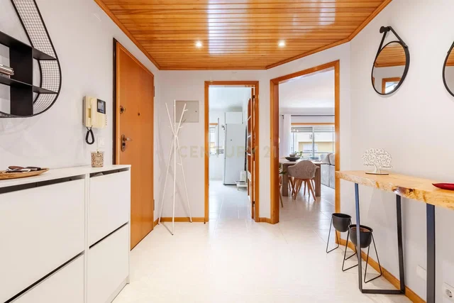 Wohnzimmer; holzbalken, fliesenboden, tageslicht, moderner stil