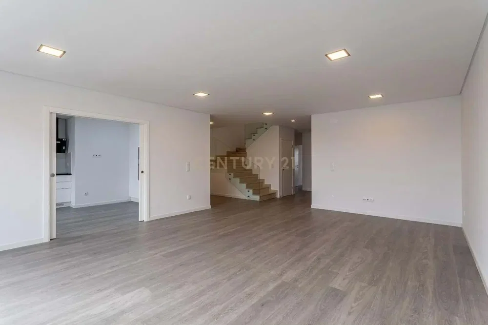 Salon; lumière naturelle, rénové, parquet