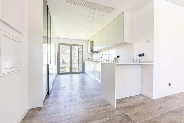 Cocina; electrodomésticos, luz natural, suelo de baldosas, renovado, estilo moderno, vista