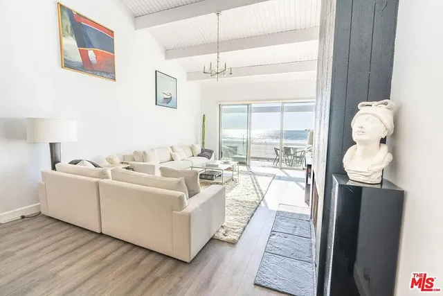 Living room; view, natural light, modern style