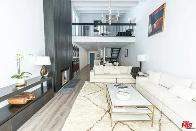Oturma odası; doğal ışık, modern stil, ahşap zemin, şömine