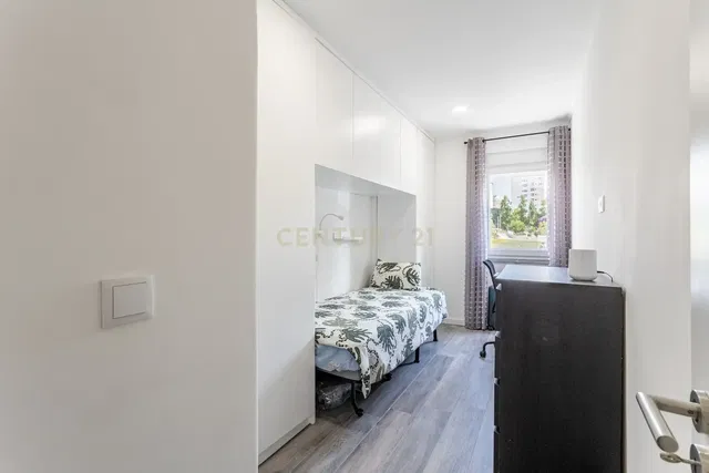 Spálňa; prirodzené svetlo, drevená podlaha