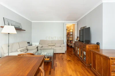 Oturma odası; ahşap zemin, doğal ışık, modern stil