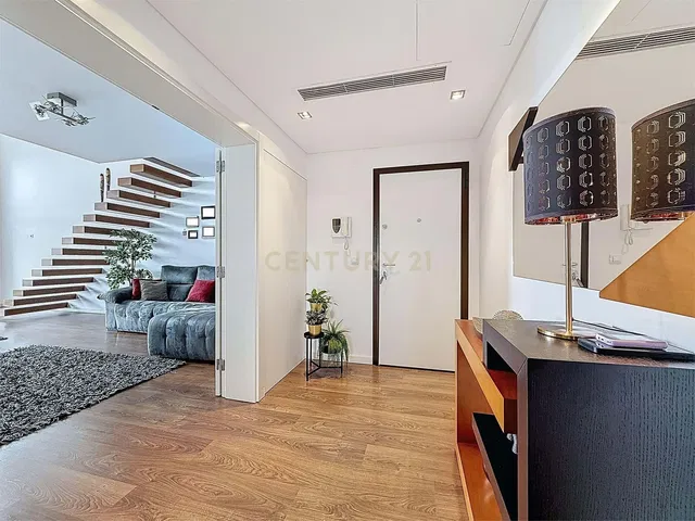 Хол; дървен под, естествена светлина, модерен стил