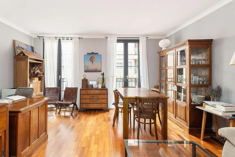 Oturma odası; ahşap zemin, doğal ışık, modern stil