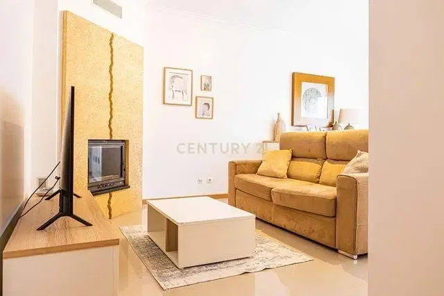 Хол; камина, модерен стил, естествена светлина