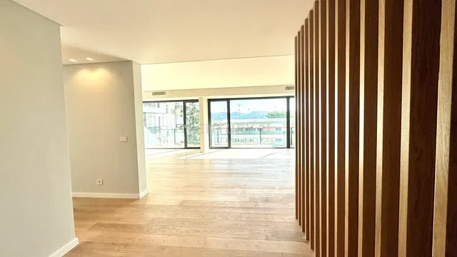 Хол; гледка, дървен под, естествена светлина