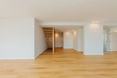 Дневна соба; дрвени под, природно светло