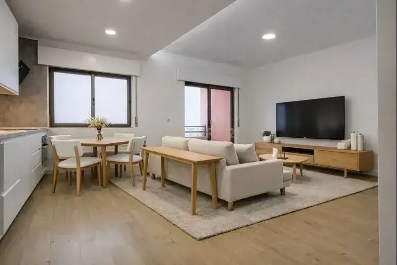 غرفة معيشة; ضوء طبيعي, أرضية خشبية, أسلوب عصري