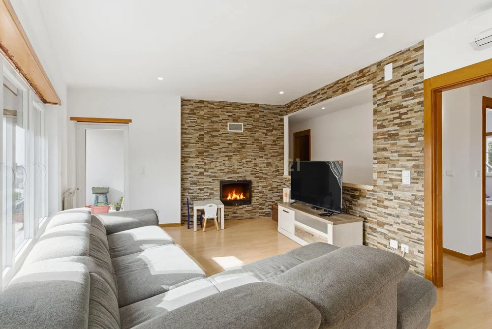 غرفة معيشة; مدفأة, ضوء طبيعي, أسلوب عصري