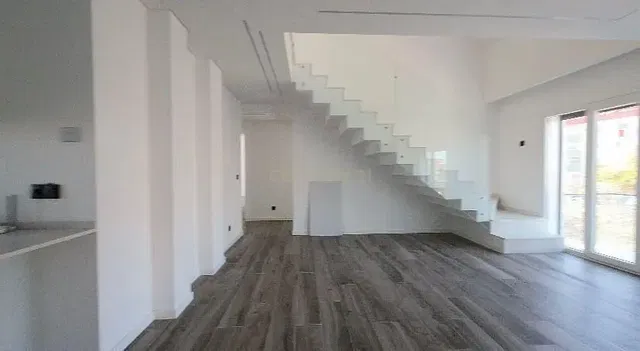 Soggiorno; luce naturale, pavimento in legno, ristrutturato