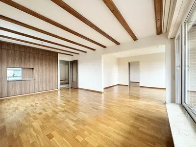 Wohnzimmer; holzboden, holzbalken, tageslicht