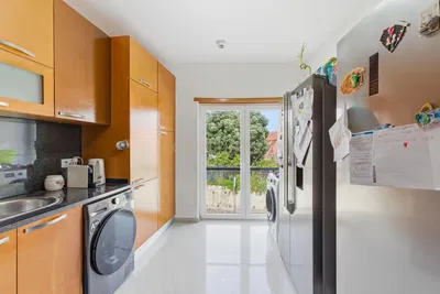 مطبخ; أجهزة المطبخ, إطلالة, أرضية من البلاط, ضوء طبيعي