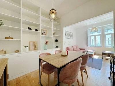 Oturma odası; doğal ışık, modern stil, ahşap zemin