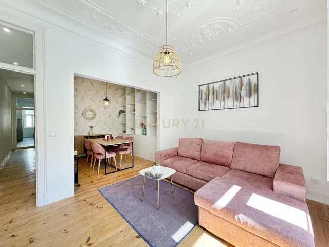 Obývací pokoj; přirozené světlo, moderní styl, dřevěná podlaha