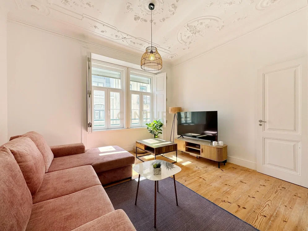 Oturma odası; doğal ışık, ahşap zemin, modern stil