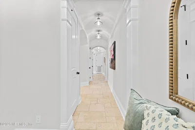 Chambre; carrelage, lumière naturelle
