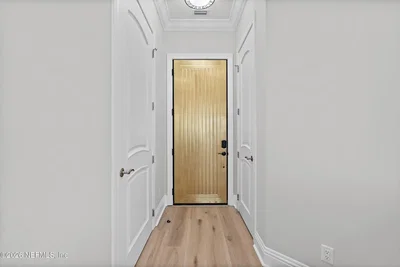 Vestiaire; parquet, rénové