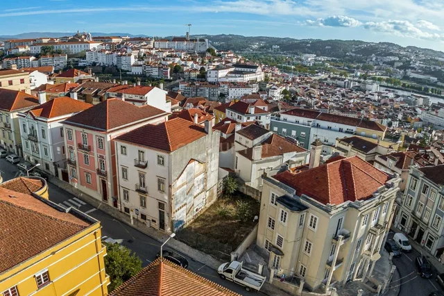 Casa y alrededores; vista