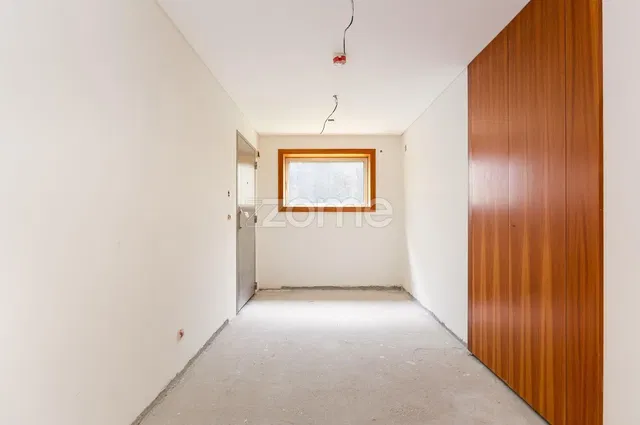 Autre; nécessite rénovation, lumière naturelle