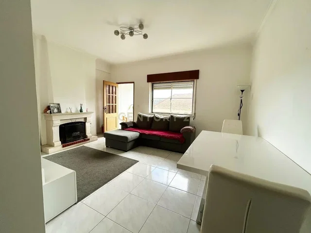 Salon; kominek, podłoga z płytek, światło dzienne