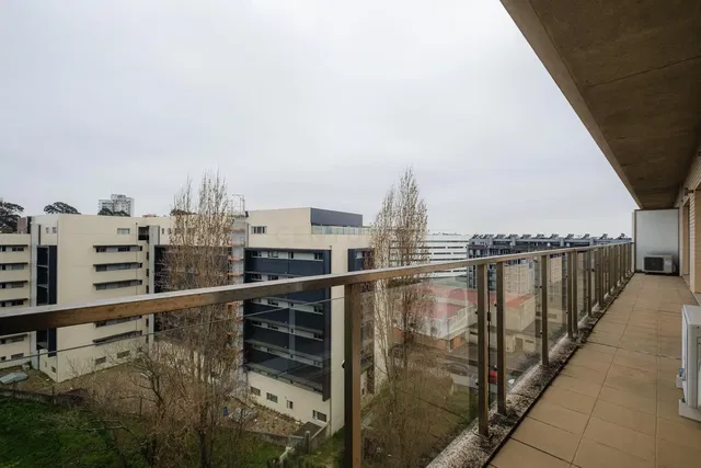 Balcón; vista, suelo de baldosas