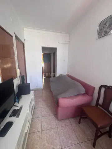 Дневна соба; плочице, природно светло