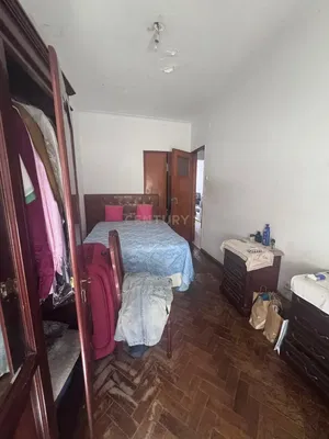 Спаваћа соба; дрвени под, потребна реновација, природно светло