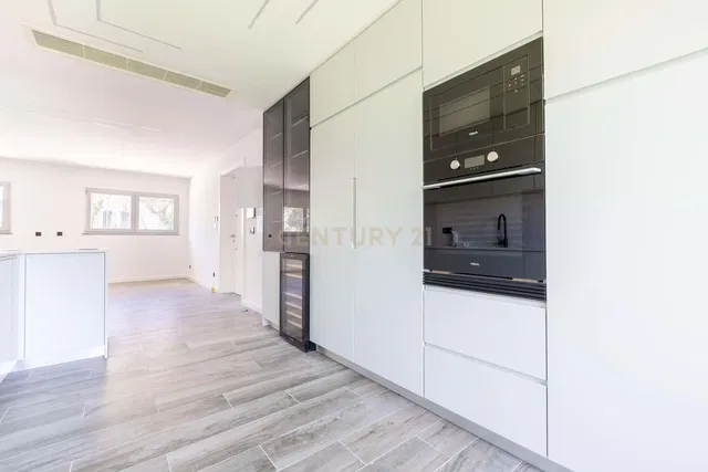 Cuisine; électroménager, carrelage, rénové, lumière naturelle, style moderne