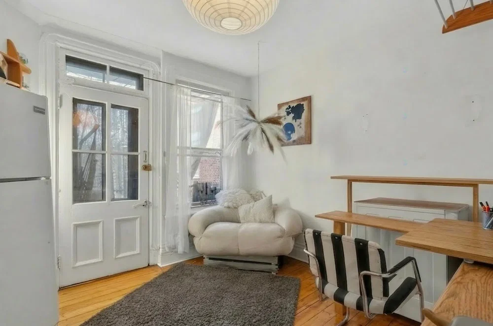 Soggiorno; luce naturale, pavimento in legno