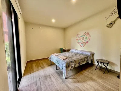 Chambre; lumière naturelle, parquet