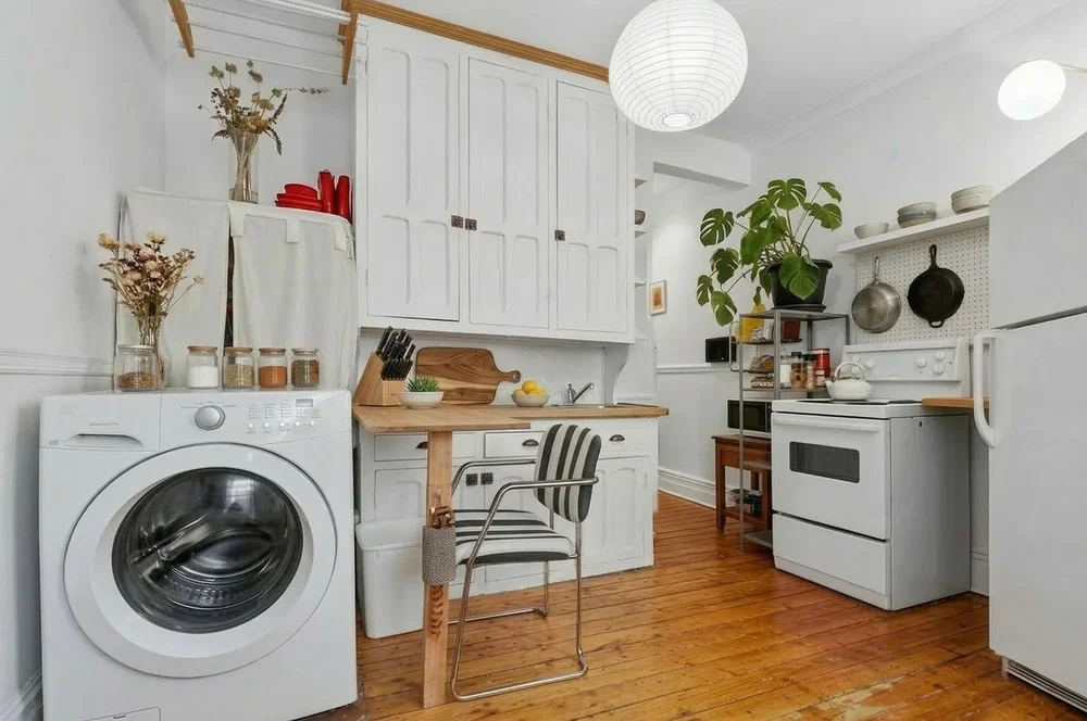 Cucina; elettrodomestici, pavimento in legno, luce naturale, stile moderno
