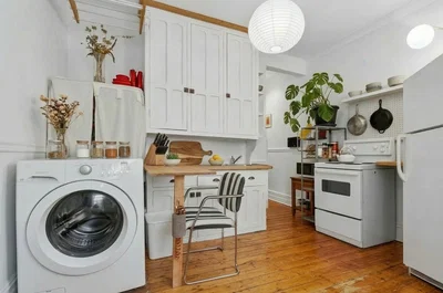 Cucina; elettrodomestici, pavimento in legno, luce naturale, stile moderno
