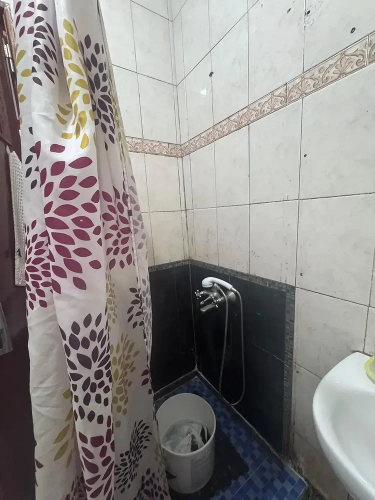 Купатило; плочице, потребна реновација