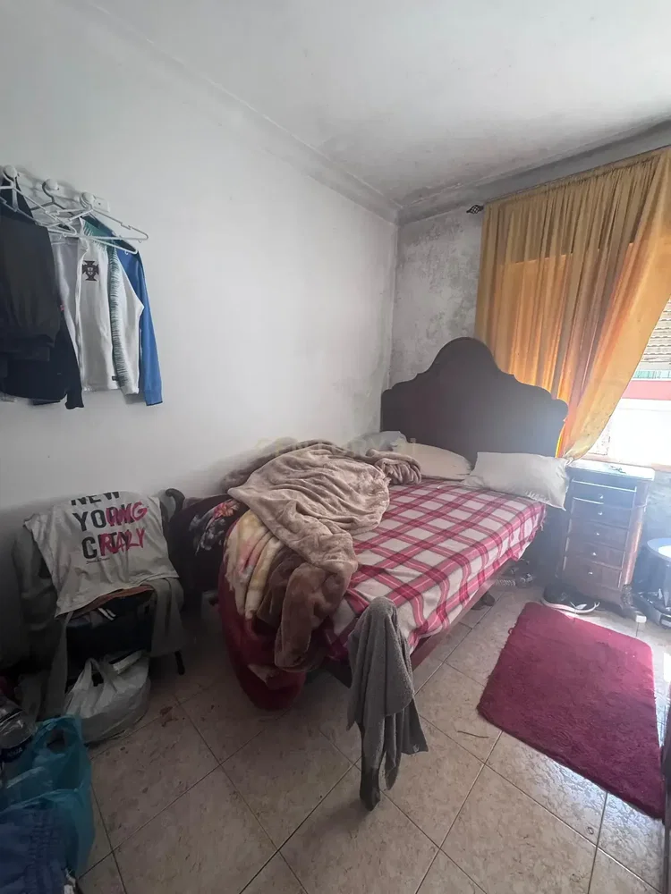 Спаваћа соба; плочице, потребна реновација, природно светло